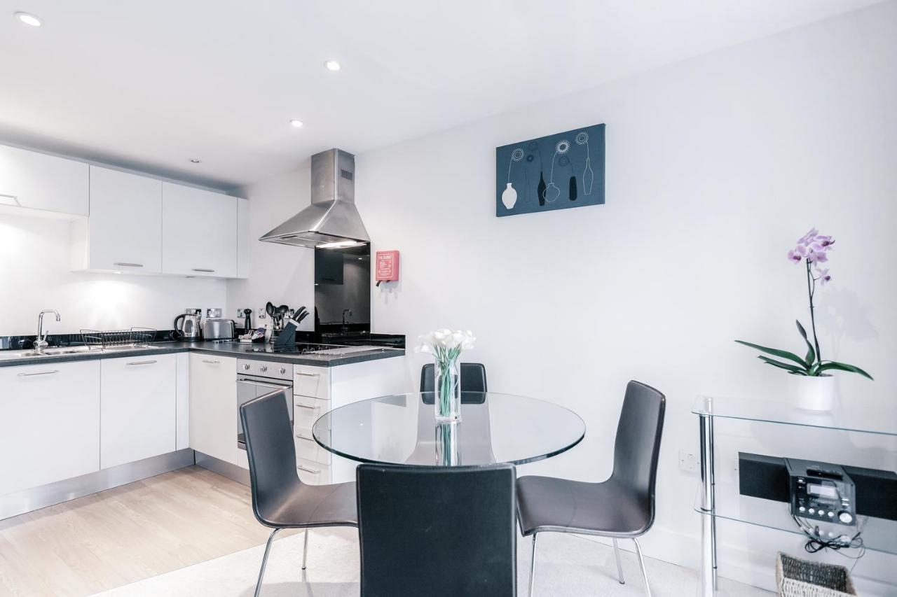 Roomspace Serviced Apartments - Capitol Square Epsom Bagian luar foto