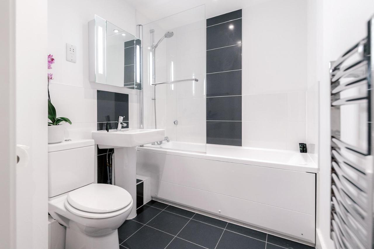 Roomspace Serviced Apartments - Capitol Square Epsom Bagian luar foto